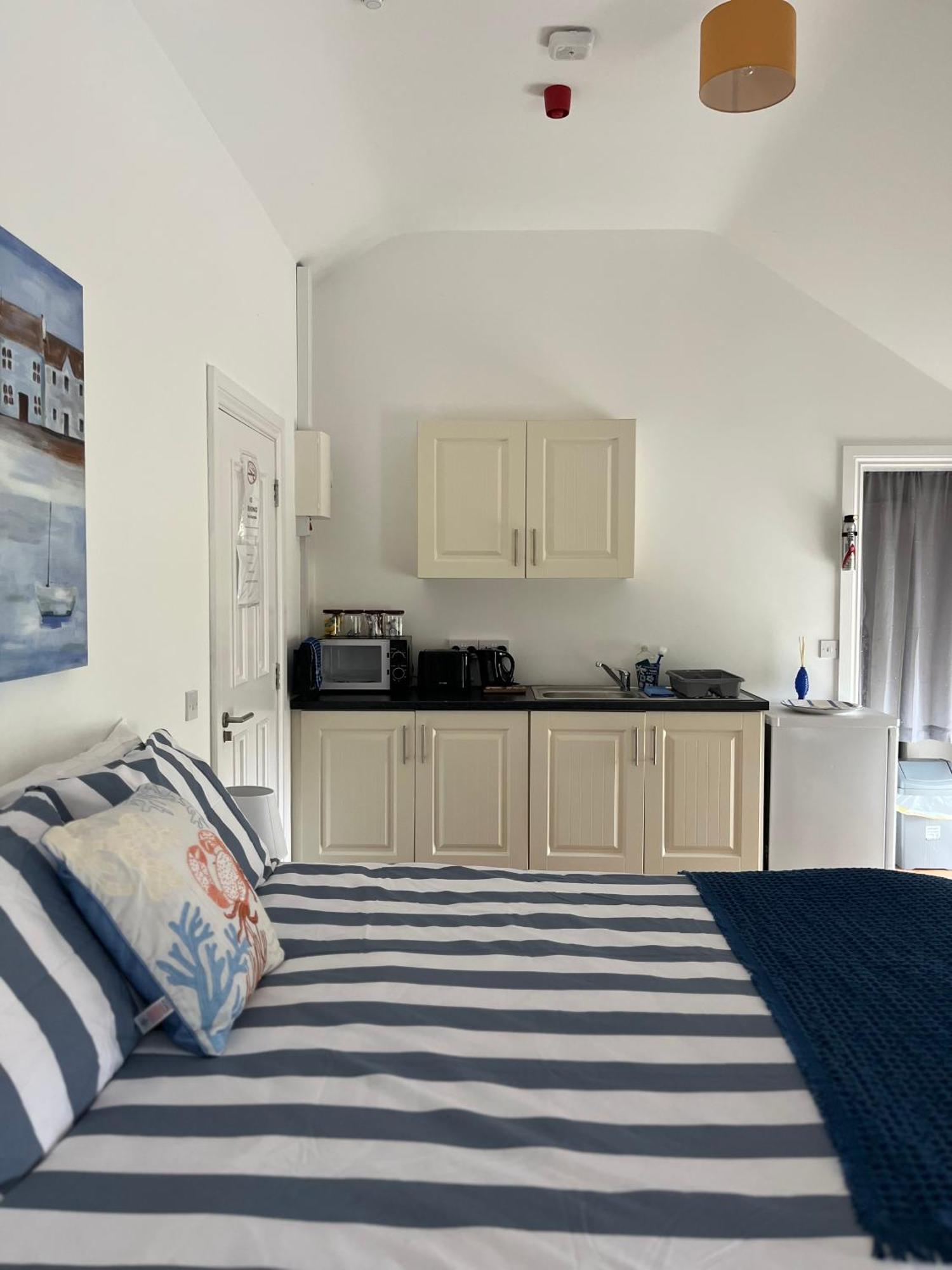 Mcgrath'S Bar & Accommodation Causeway Exteriör bild